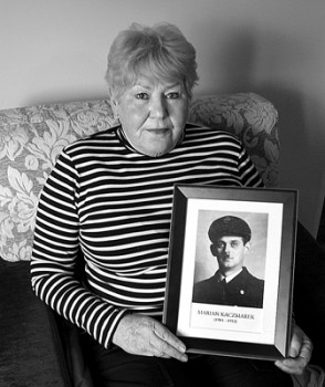 Aleksandra Klupieć z dumą prezentuje portret ojca wręczony jej podczas uroczystości w Belwederze przez Prezydenta Bronisława Komorowskiego    fot. Paweł Wolniewicz