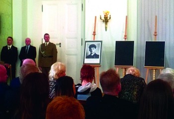 Siedząca w pierwszym rzędzie (druga od prawej) w Pałacu Prezydenckim Aleksandra Klupieć nie kryła wzruszenia po odsłonięciu umieszczonego na sztaludze portretu ojca. Jako piąty odsłonięty został portret Danuty Siedzikówny ps. Inka, której szwagier siedział o kilka miejsc w prawo, w tym samym rzędzie    fot. zbiory rodzinne Aleksandry Klupieć